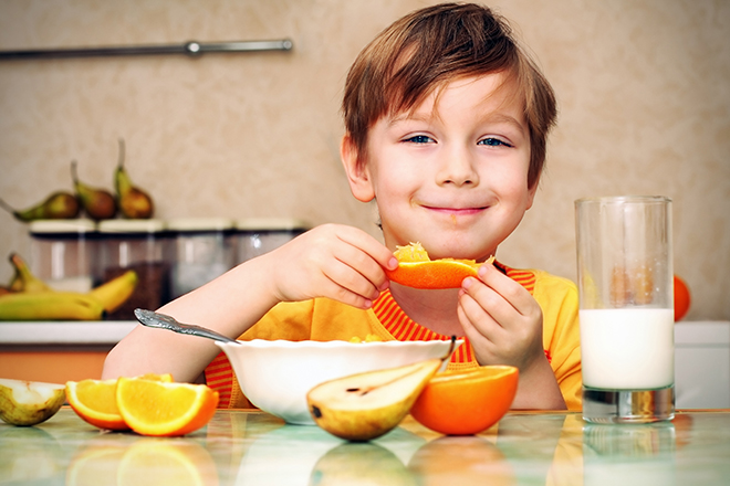 Niño comiendo fruta