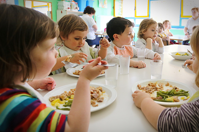 Niños pequeños comiendo juntos