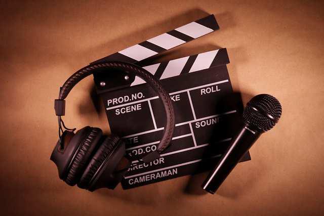 una claqueta de cine, unos auriculares y un micrófono