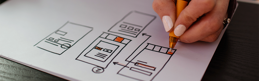 Imagen que muestra un prototipado de interfaces móvil en papel.